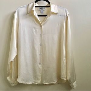 ❌SOLD ❌ Vintage 100% Silk Ivory Button Up Top M